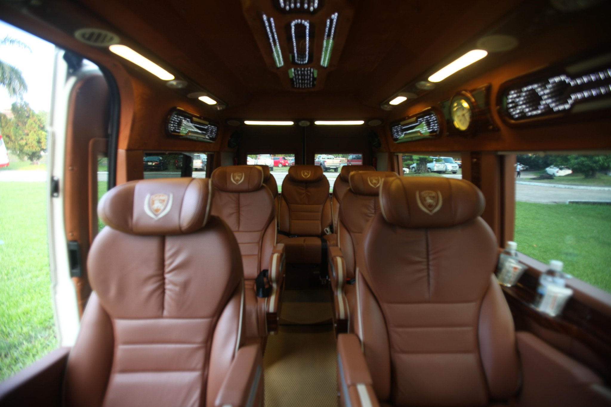 Hãng Xe Pumkin limousine 9 chỗ - Toàn bộ ghế ngồi bọc da cao cấp